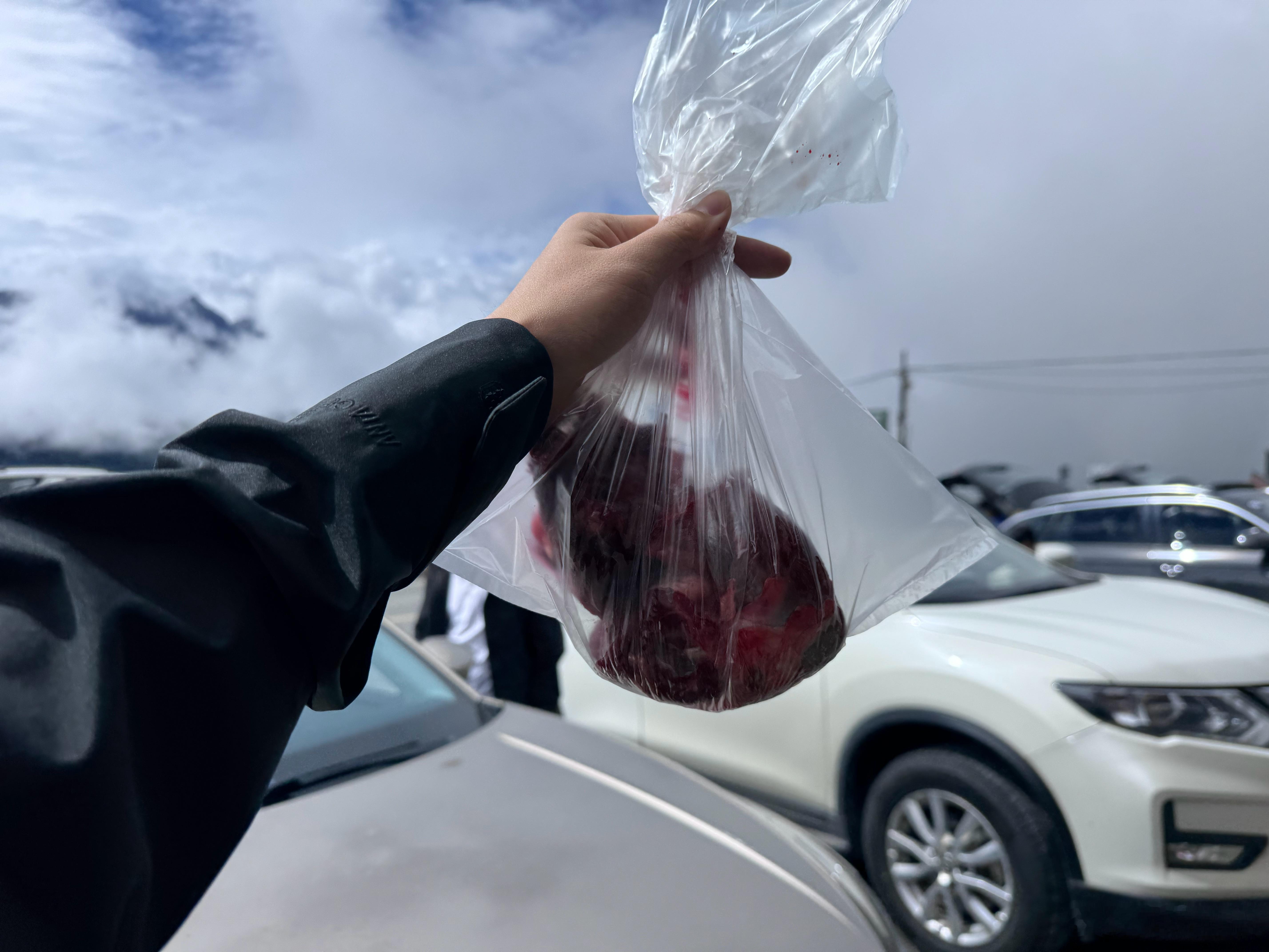 这里的牦牛肉是这么便宜啊！38块钱一斤，老板跟我说是最嫩的部位，好像是里脊？ 