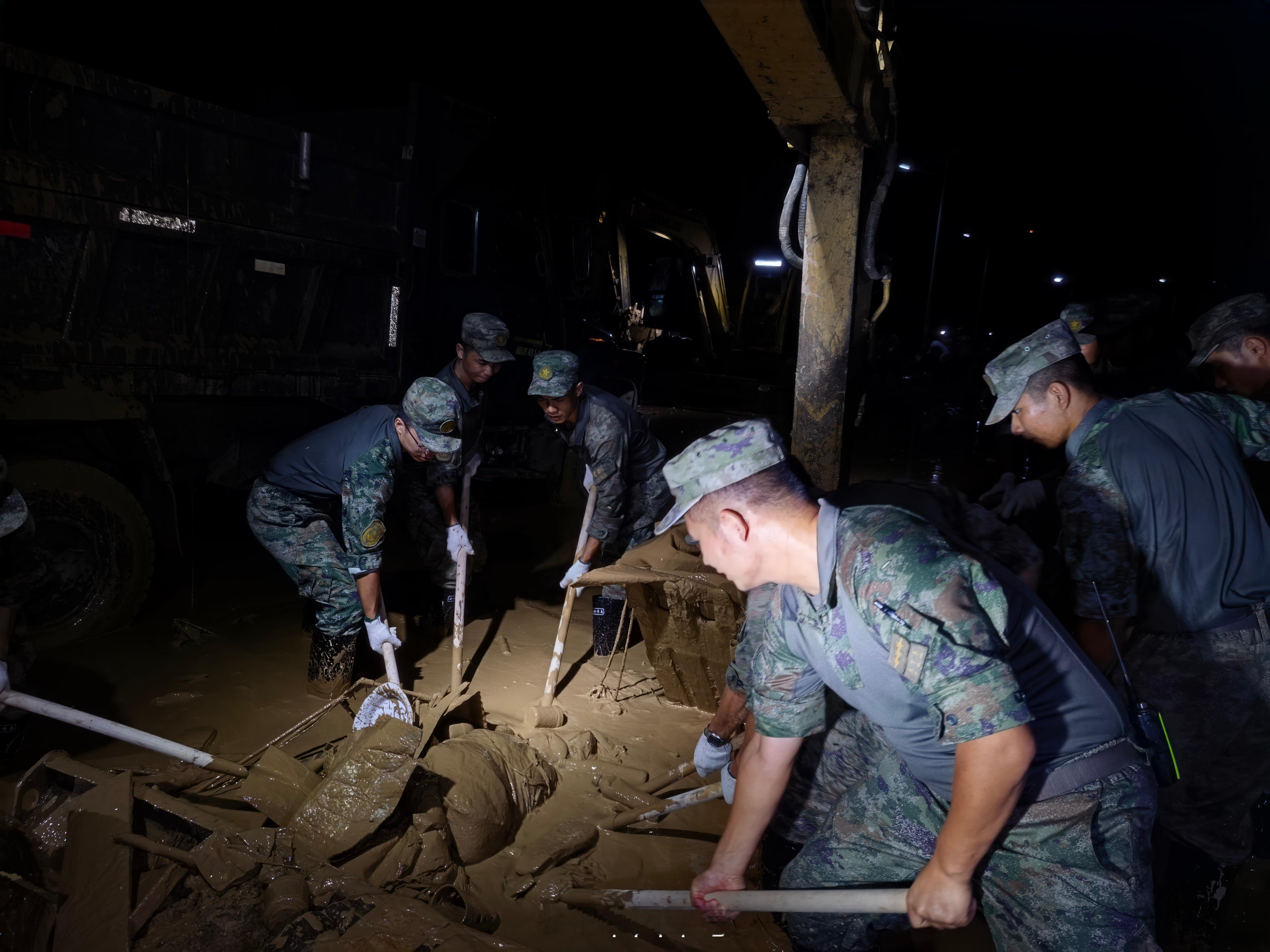 【陆军官兵连夜清理5万平方米淤泥】近日，广西受灾区域洪水逐步消退，路面残留大量厚
