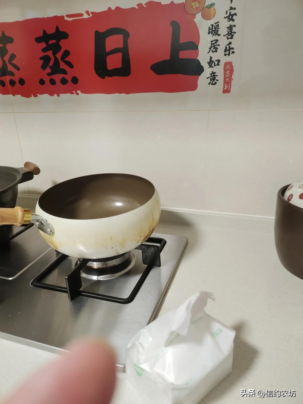 女儿平时很少下厨，
今天难得做一次饭，
她像发现了新大陆一样，
惊讶地对我说：