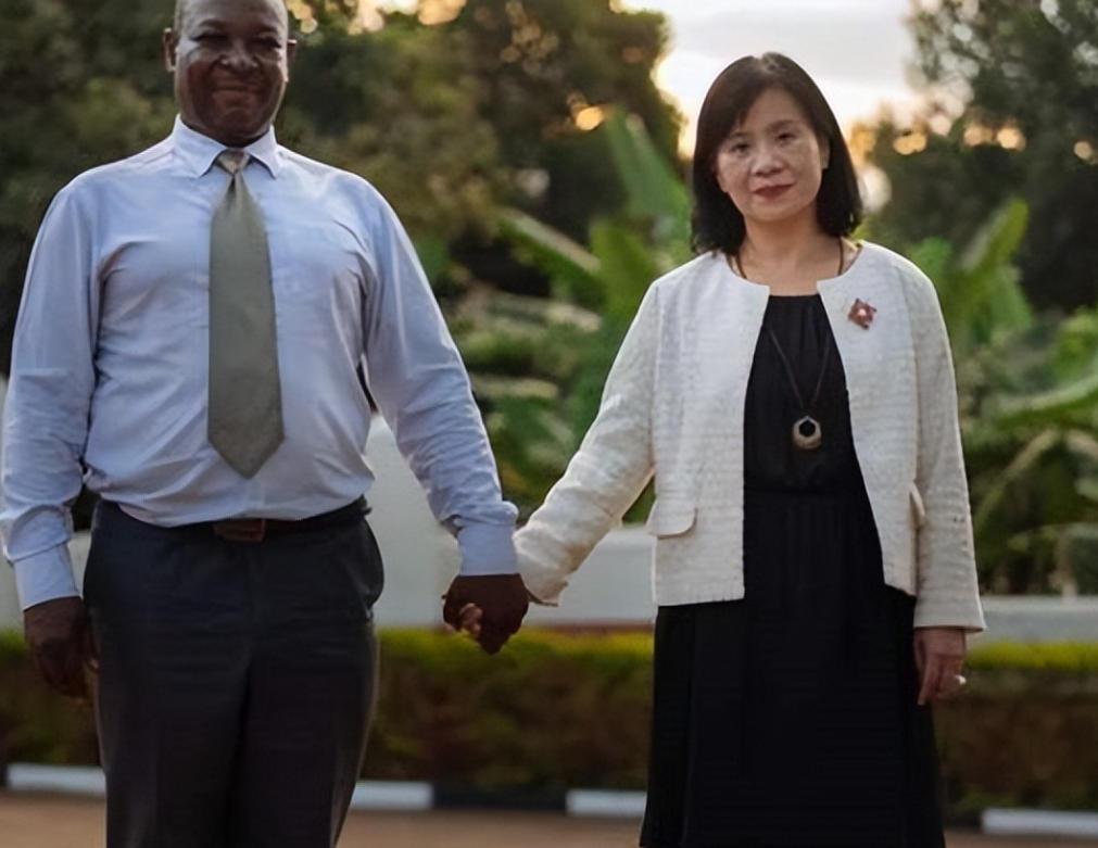 1996年，母亲以死相逼，父亲一夜之间白了头，依然没能阻止清华才女王丽红远嫁非洲