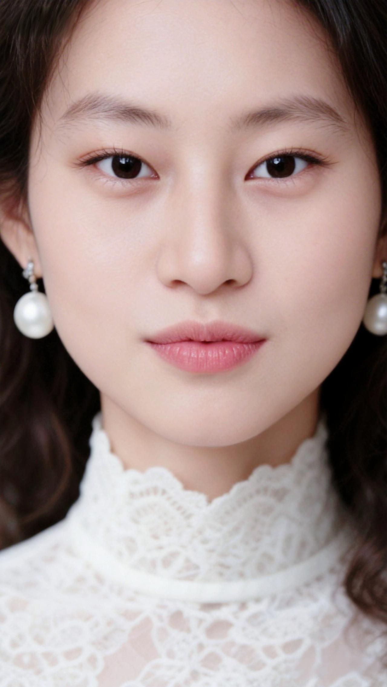 温柔优雅的蕾丝白裙，珍珠耳环点缀，清新自然的美。