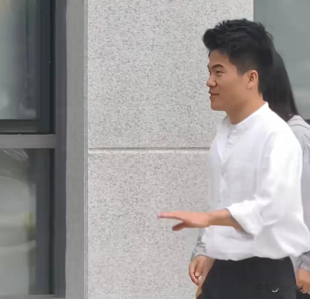 谁不羡慕董宇辉这次海南的访谈环境呢！
 呆习惯了高楼大厦，如今看到背后的绿油油的