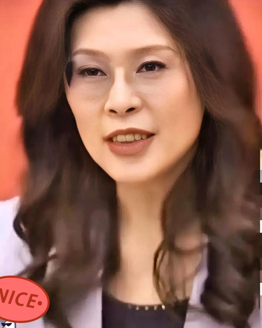 刚才刷到郑丽文的最新发言，真是看愣了。

全程死死盯着手里的稿子，一句都没敢脱稿