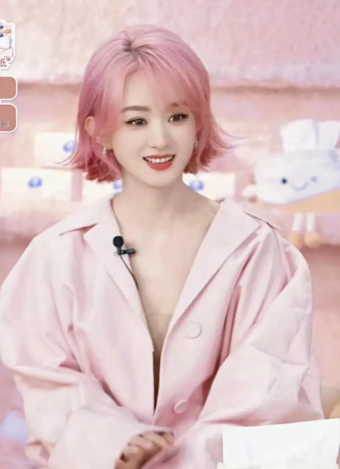 瞧这张赵丽颖年轻时的照片，，那时的她，尚是芸芸众生中平凡的一员，身着休闲装，面容