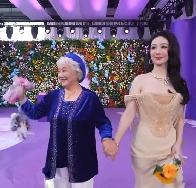杨紫杨紫和祝希娟一起走红毯杨紫和百花奖第一位影后走红毯 杨紫和祝希娟一起走红毯，