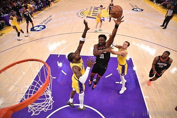 火箭￼中锋卡佩拉￼今日接受了《加州邮报》的采访，谈到了杜兰特￼因膝盖伤势没有出战