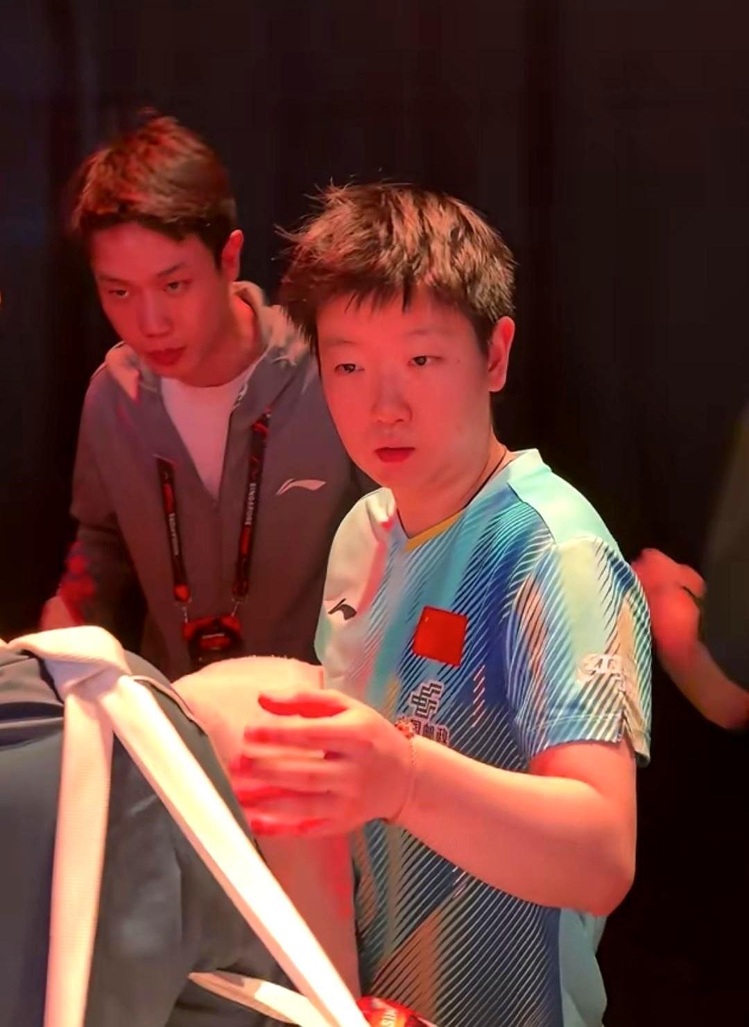 门砰地一声撞在墙上，五岁的莎莎顶着一头炸开的乱发走进来，眼神却冷得像刚打赢赤壁之