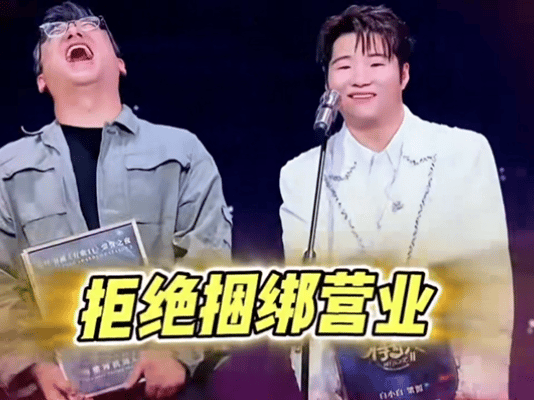 谁还没看白小白名场面！正面吐槽梁源也太圈粉了，幽默调侃对方像私生乐评人，从各个音