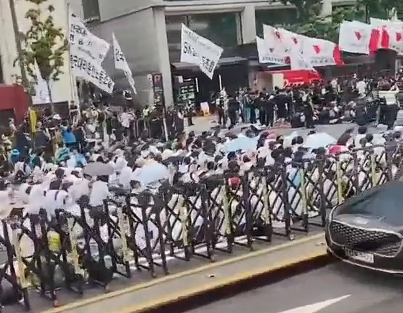 散户集体抗议 韩国会前摆满吊唁花圈，韩国股市接连遭遇熔断，今年以来已经熔断了8次