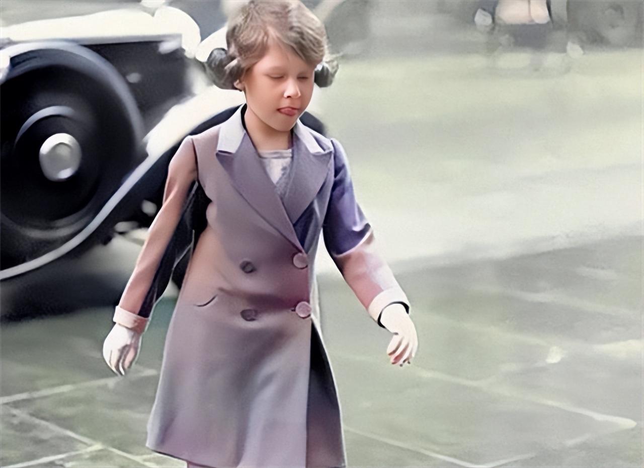 1932年，6岁的伊丽莎白小公主从专车上走下来。天空正下着淅淅沥沥的小雨，她并没