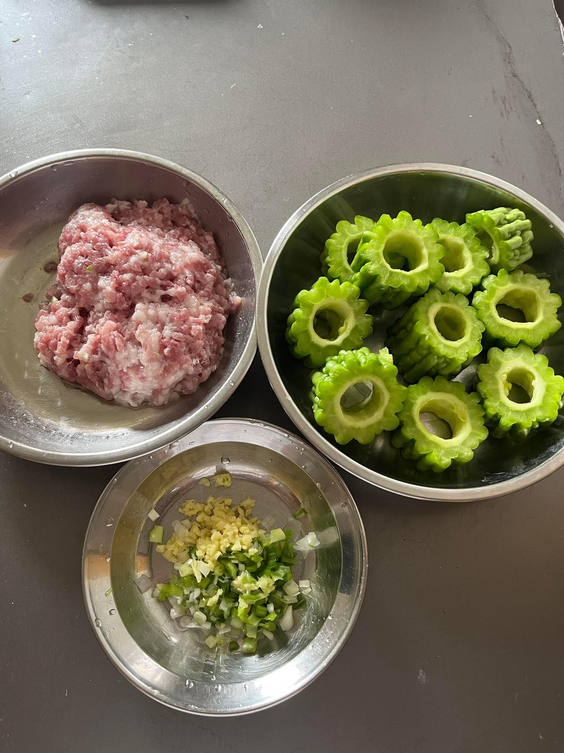 苦瓜酿肉，好吃就是有点费米饭食材：猪肉末250克，苦瓜1～2根，葱姜末调料：生抽