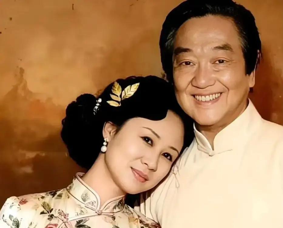 台北那栋价值近六亿的巨宅可园直接划给琼瑶，皇冠出版的家业全留给前妻的三个子女。平