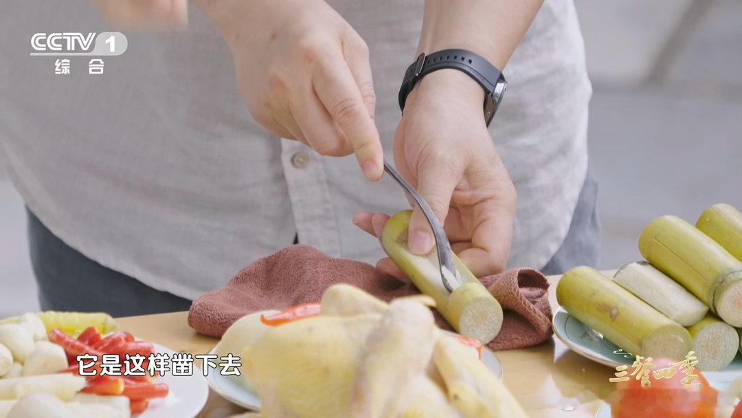 第一批用水果做菜的人吃商极高三餐四季广西人的烹饪巧思全在甘蔗蒸鸡里，掏空甘蔗做成