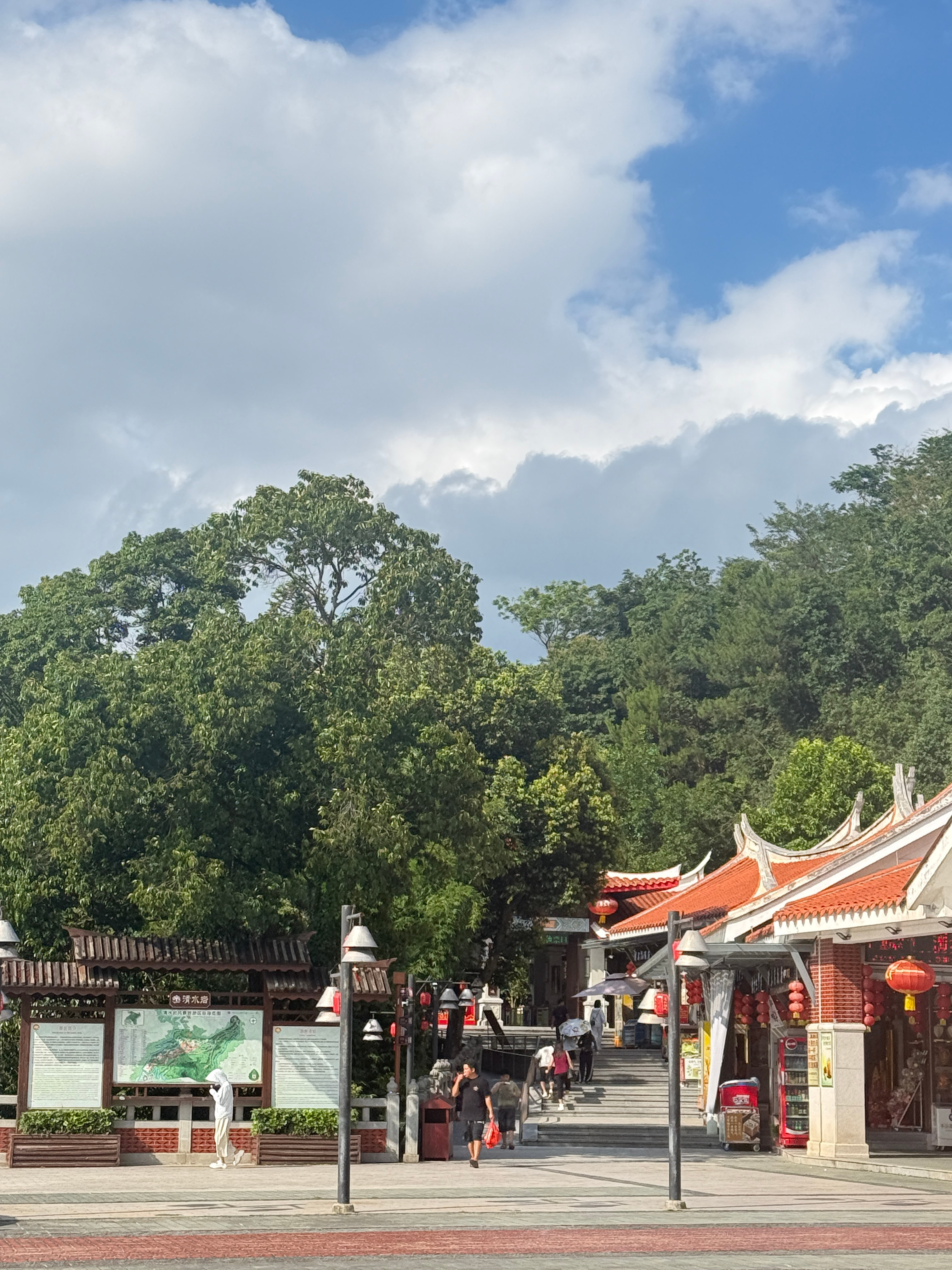 酒店旁边就是清水岩景区，我说来都来了去看看啊到了门口实在是提不起兴趣了
