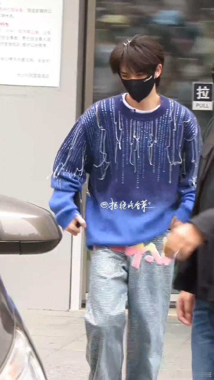 丁程鑫把星空穿在了身上丁程鑫你是会穿的！hi6 上班穿蓝色渐变流苏毛衣，全身上下