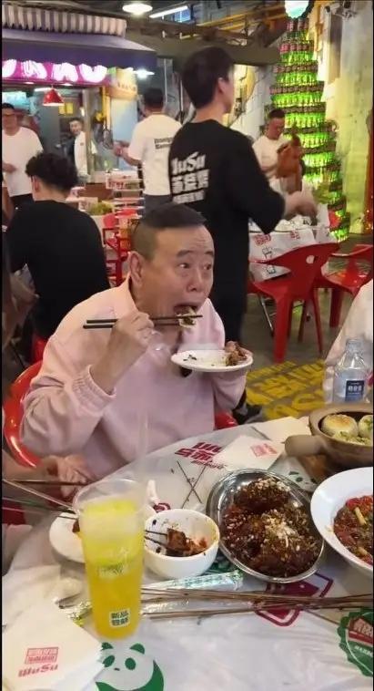 我真是服了！潘长江老师无时无刻不在耍宝，吃顿饭也吃出了表情包！网友:你老人家慢慢
