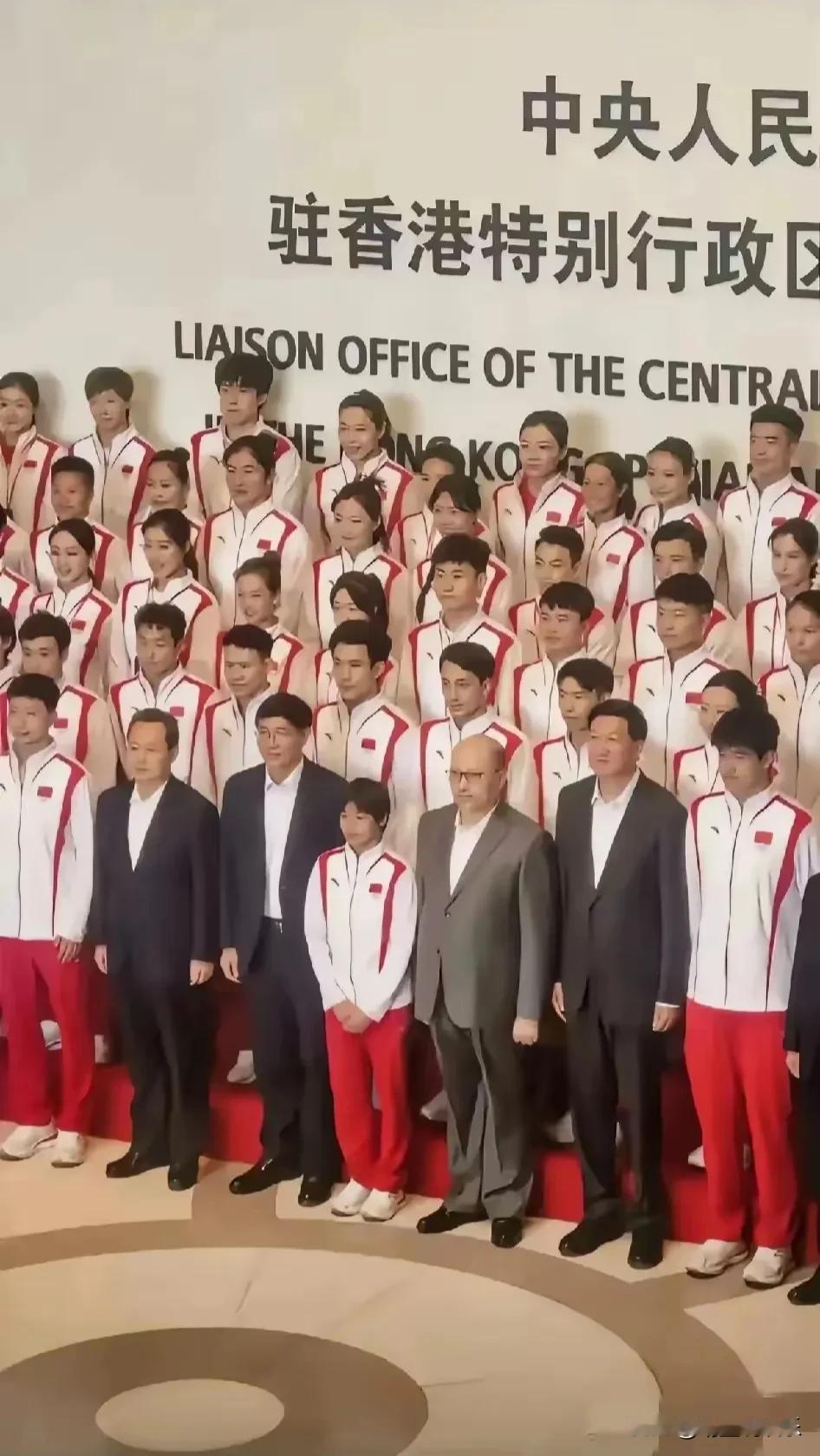 果然，全红婵在哪，C位就在哪？
团宠宝贝，她当之无愧，
不光是国家队的运动员们，