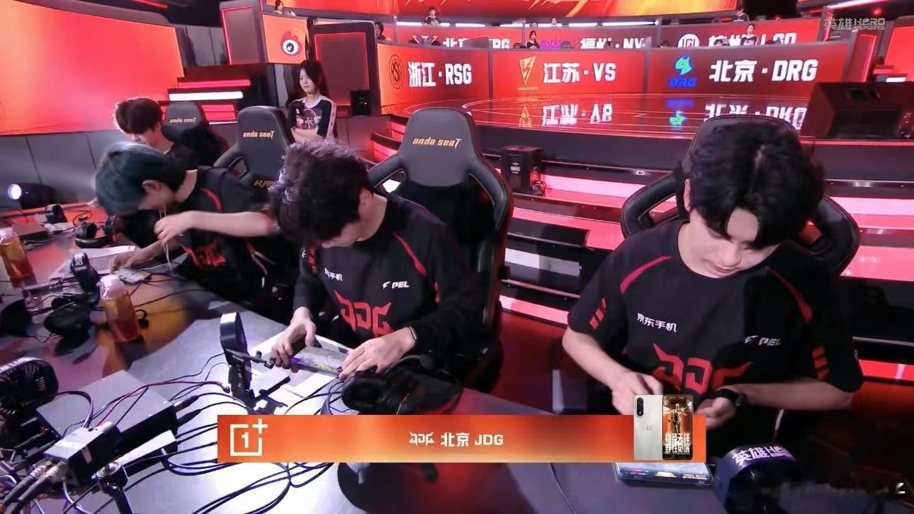 JDG周决赛海岛吃鸡 JDG昨晚收官吃鸡，今天海岛地图也吃鸡了[馋嘴]感觉哥几个