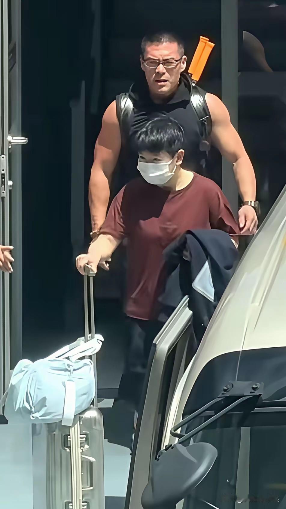 全网都在问这个肌肉男是谁？
原来体能翔哥就很壮实了，结果这个更壮实，
莎莎在他前
