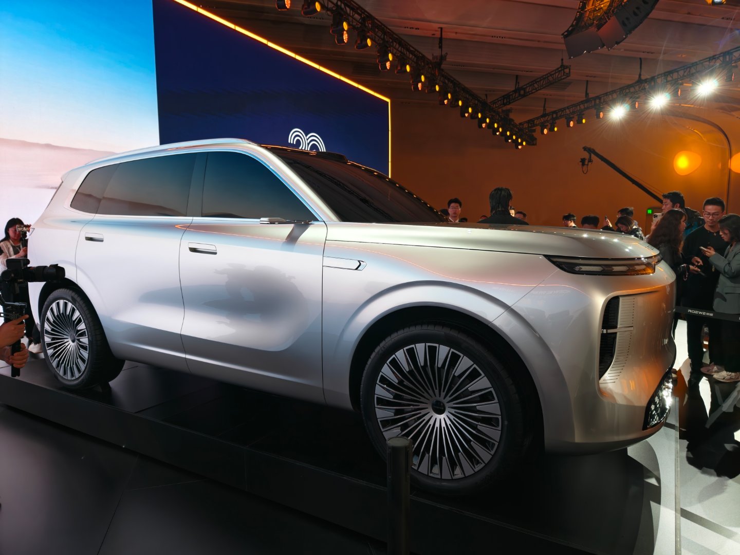 荣威三款概念车写完了，最后得出的结论是，家越06的设计其实是最有心思的，整个设计