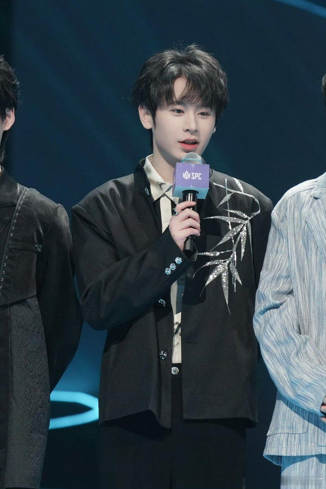 无畏NoFear 🍑心光自为引多远都无畏 晚安“心动大概是他的一颦一笑 让我内