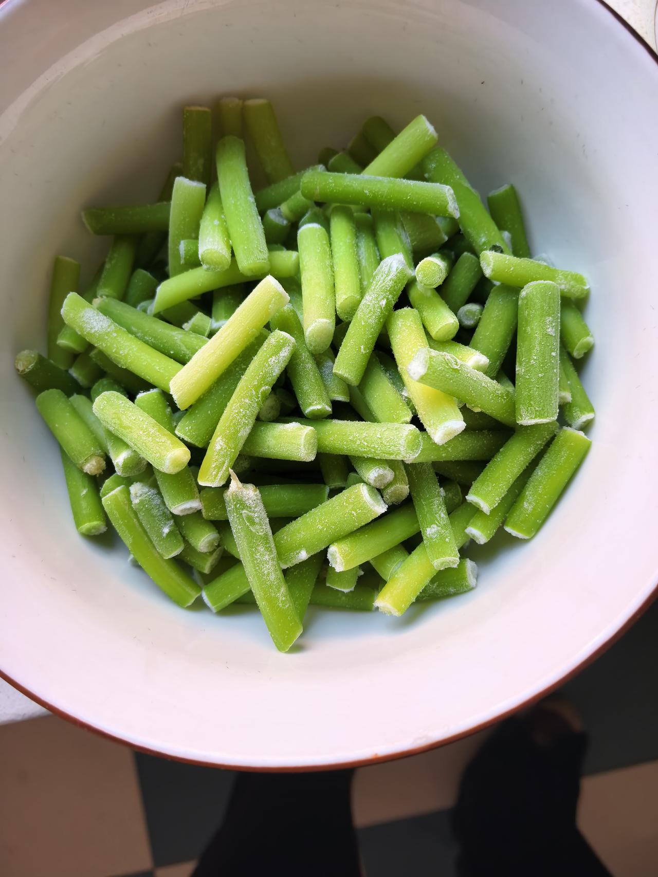 友友们想知道的冷冻蒜苔的后续来了。

前几天超市搞活动，蒜苔9毛9一斤，我家都喜