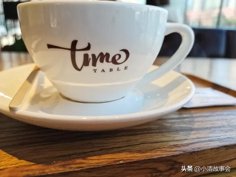 一个人的时候，打发时间的方式可太多了。我就喜欢沉浸式阅读，窝在沙发上，捧本《百年