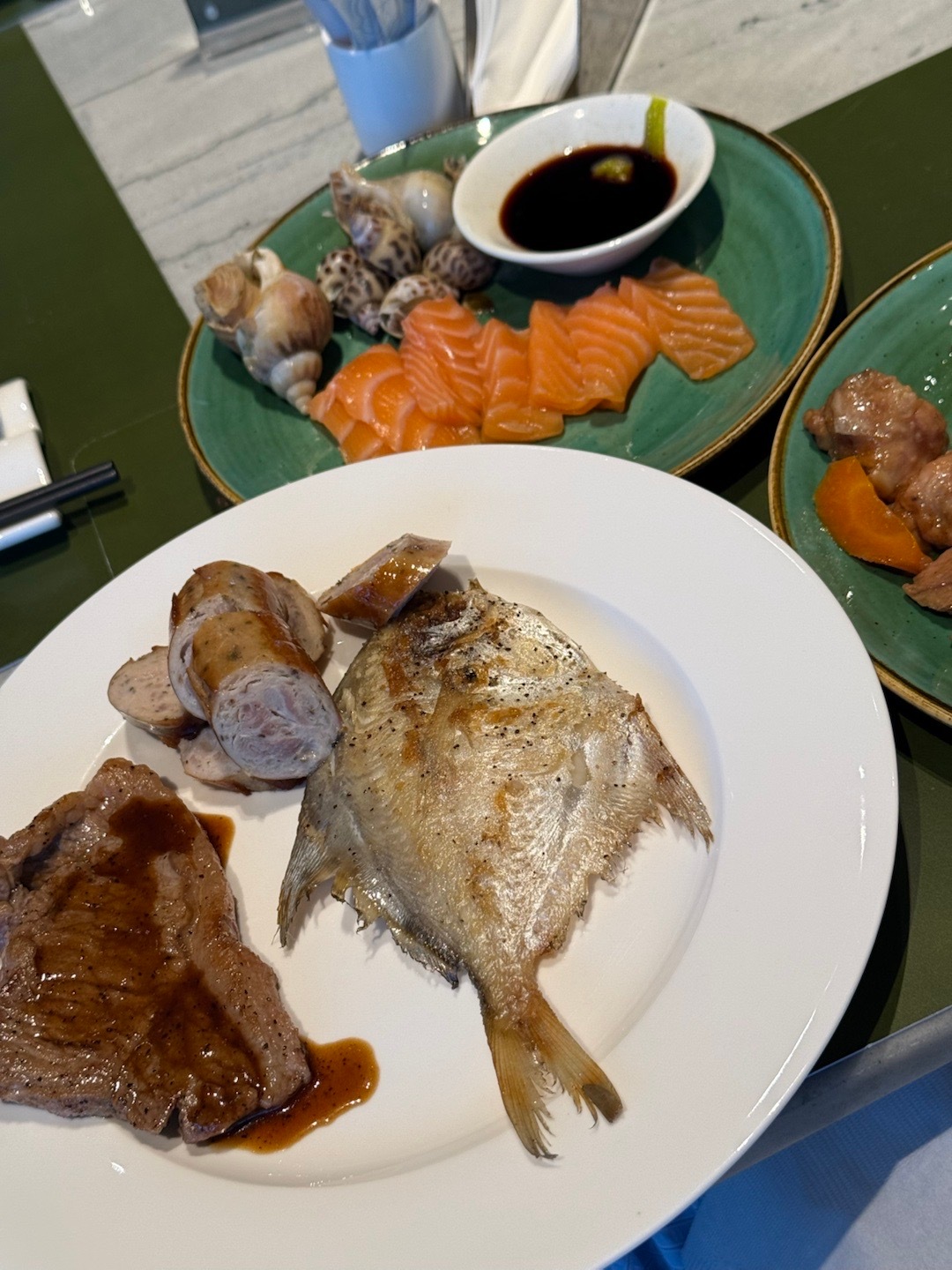 分享一下今天的晚餐，吃了三种鱼，鲳鱼三文鱼还有一小块带鱼。我太爱吃鱼了，我上辈子
