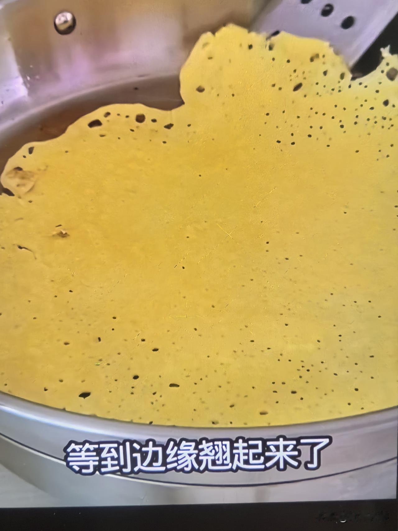 今日早餐，外婆做纯玉米面煎饼，不用烫，不用醒，不用油，一勺一张
大家好:我是北漂