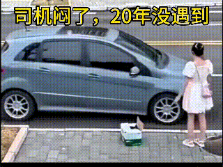司机好心过来接小姑娘，看她手里东西太重，就主动帮忙把东西放进后备箱。放完东西就绕