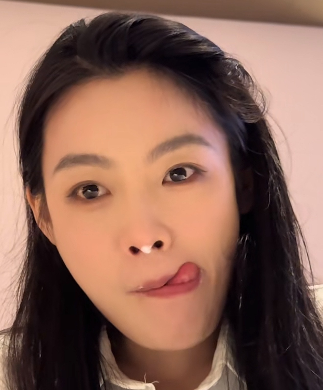 陈丽君 妈粉呢！孩子吃的脸上、鼻子上、头发上都是奶油！也不知道擦一下！ 