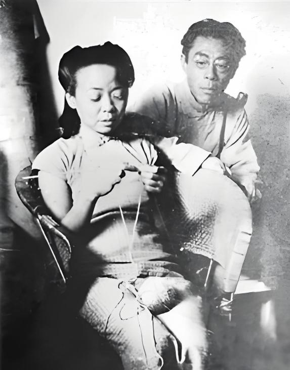 1922年，闻一多在父母强行施压下，迎娶了从未谋面的远房表妹高孝贞。洞房之夜，闻