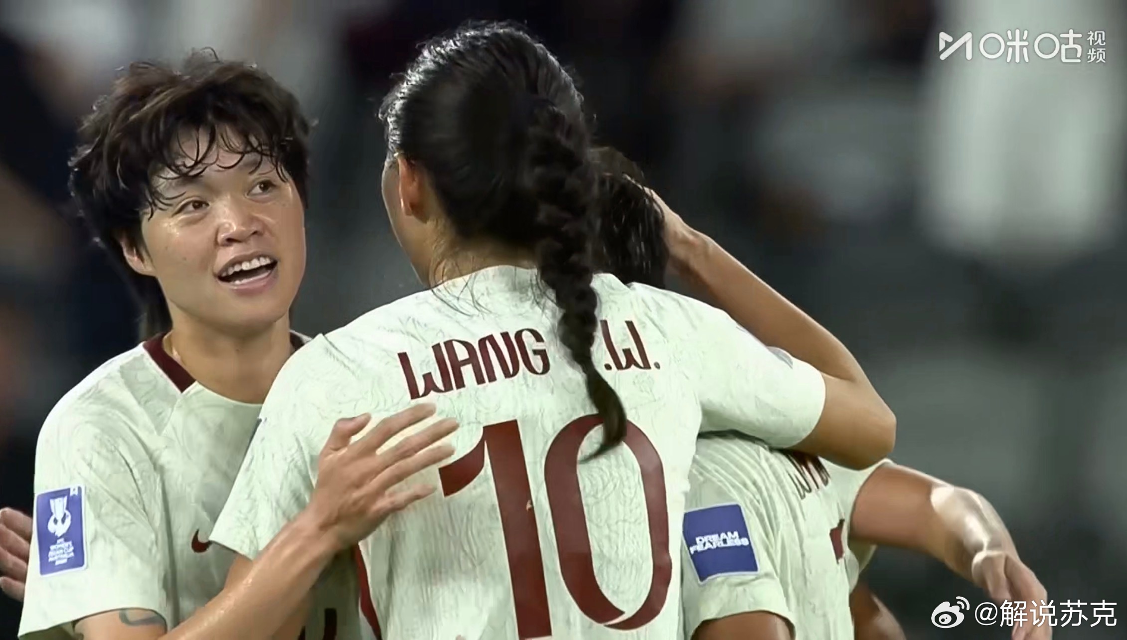 这裁判行啊～没到点就吹了！不过边裁这球怎么回事呢，还用得着游戏机吗？这球脏斌都知