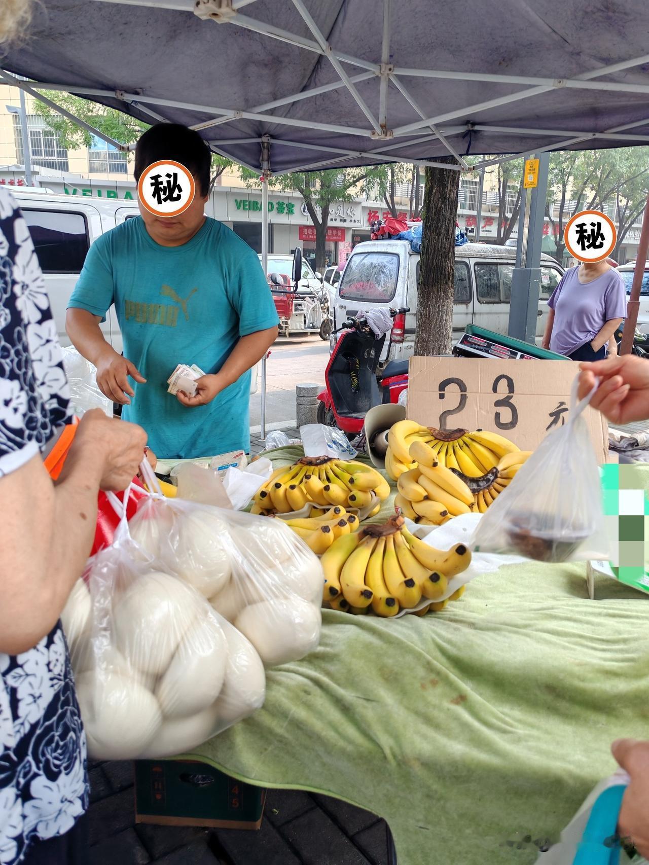 水果真心便宜
8月8日，西安。这是我早上路过集市随手拍了几张图，发现大伙今年可以