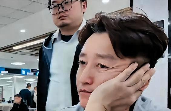 《再见爱人》找过邹市明，他一口回绝了，理由就六个字：没到那一步。
转头接了另一档