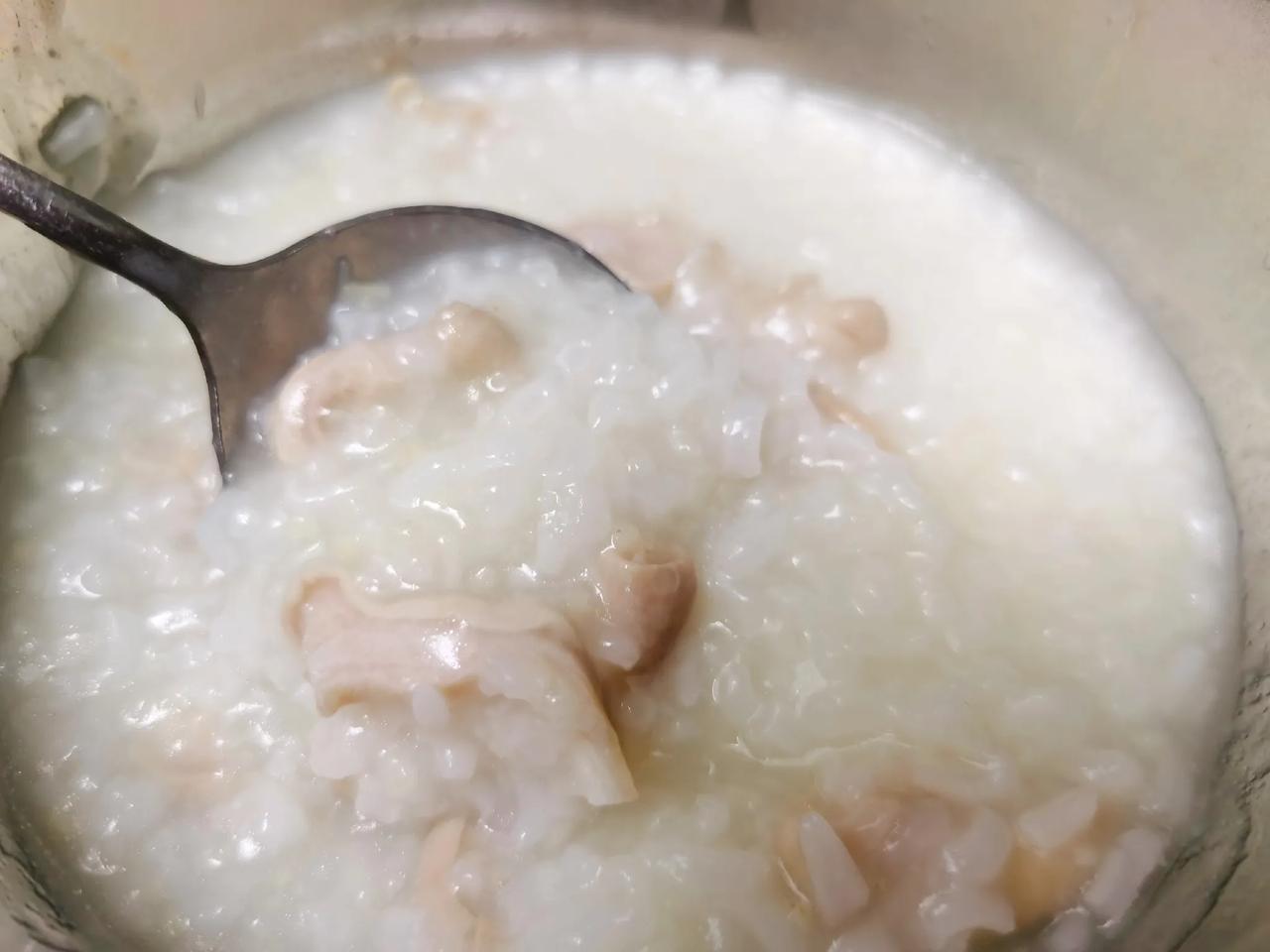 今晚用电饭锅熬了猪肚粥，好香好好吃。猪肚富含蛋白质、维生素、钙等营养物质，养胃健