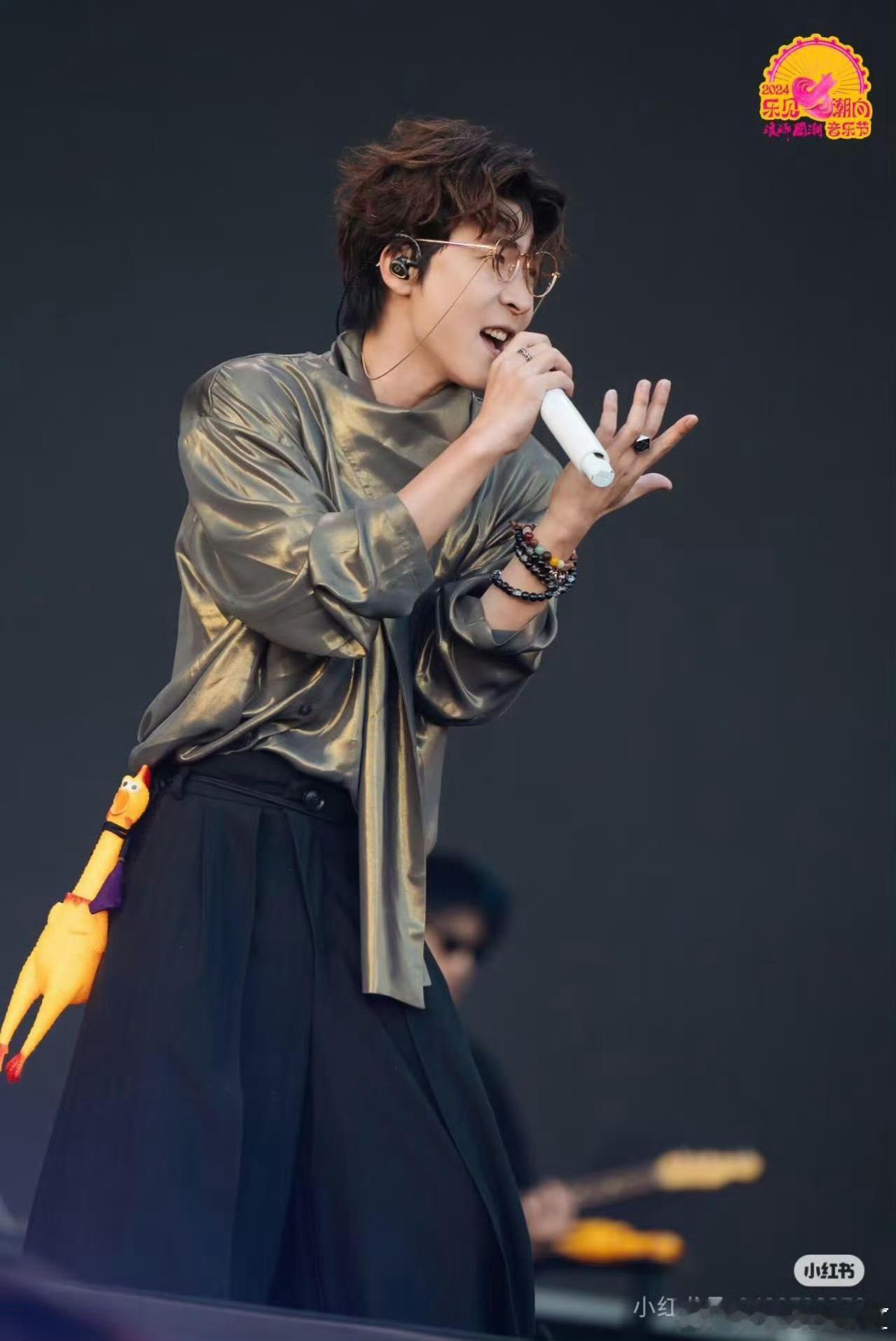高亢歌声传递少年信念，王啸坤银河少年态度感十足，一开口，梦回我型我秀巅峰时刻王啸