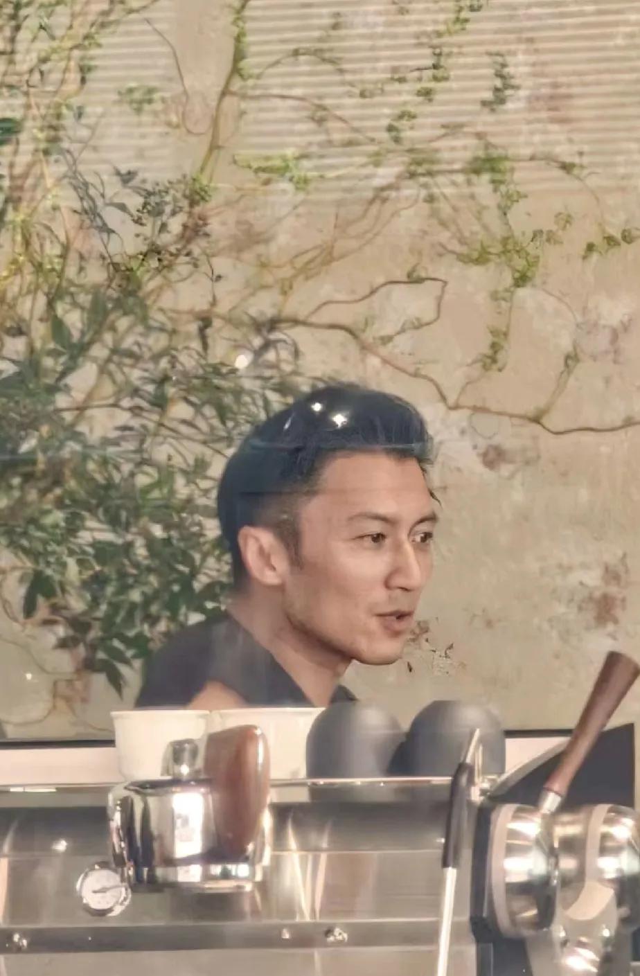 谢厨子真人长这样，
原来他真的不化妆，不喜欢洗头发，牛仔裤可以穿几年不洗，据说最