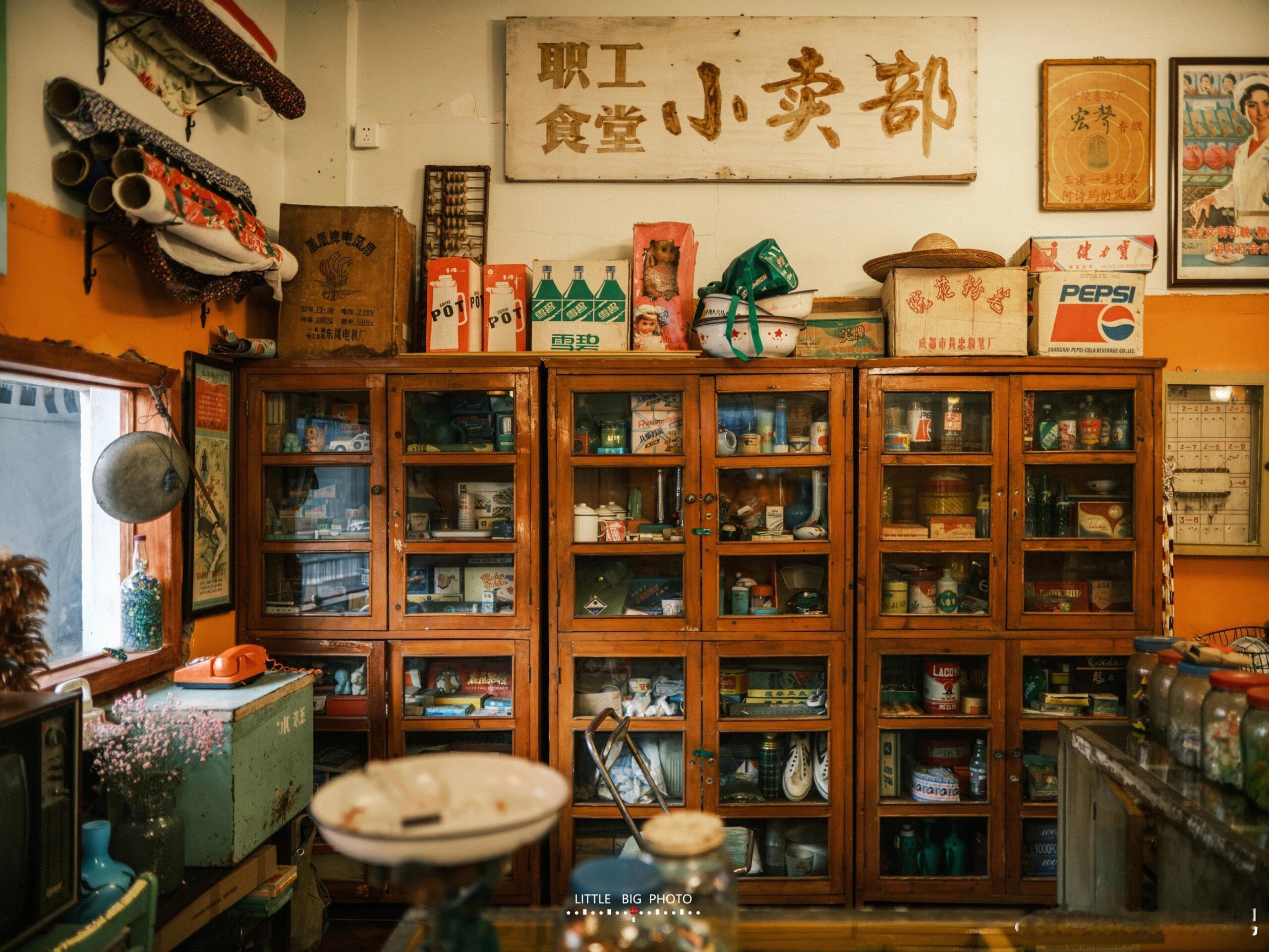 满满的都是小时候的回忆，回到90年代。小时候的小卖部百货大楼还有书店还记得长什么