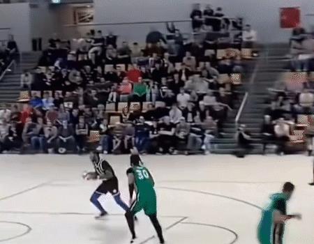 纵观整个篮球史上最欠揍的传球！没有之一！哈哈！！