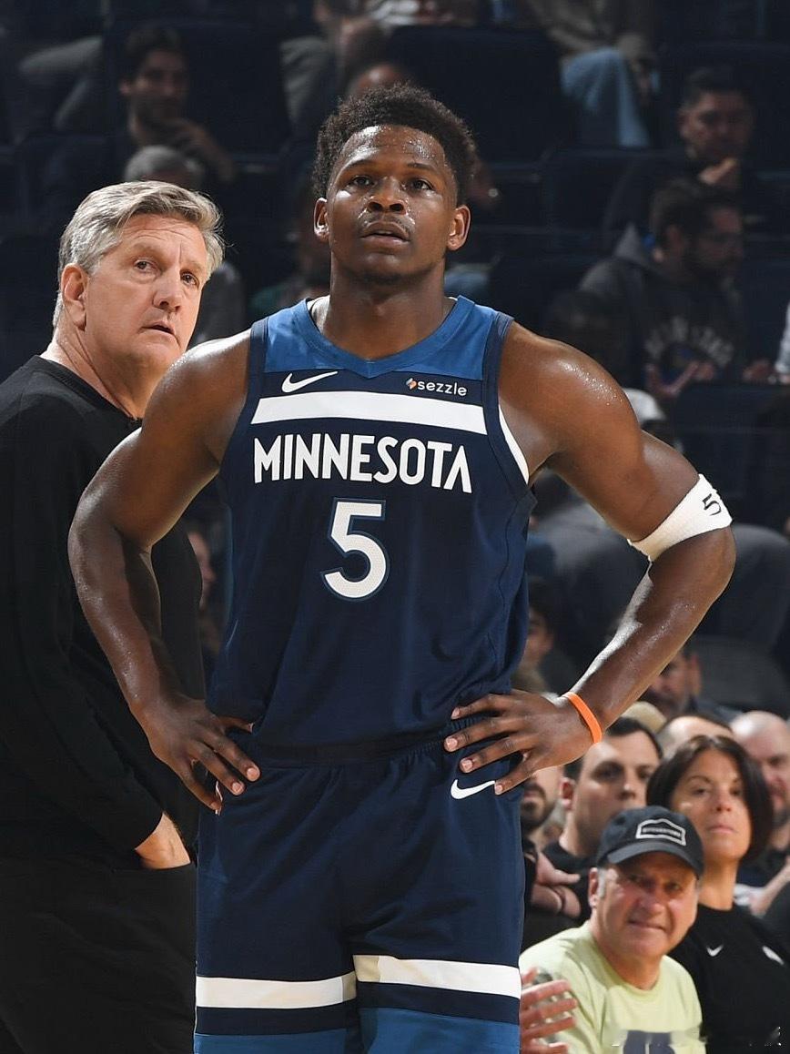 爱德华兹右膝酸痛，休战明天对阵太阳比赛。 