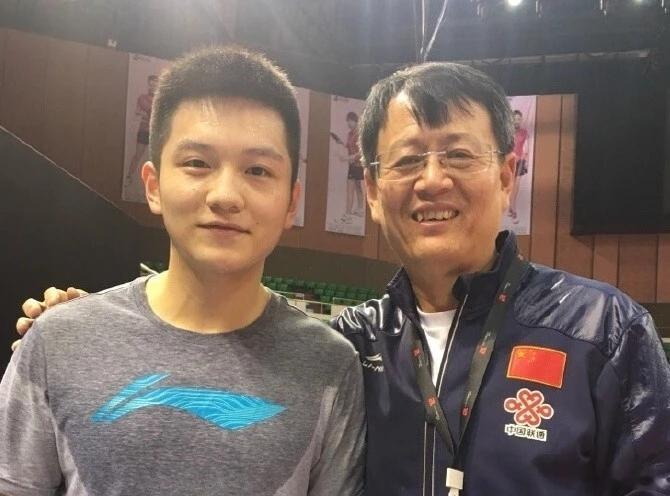 樊振东的恩师吴敬平教练写道“当你不断向上，站到万山之巅时，再回头，你会发现那些讨