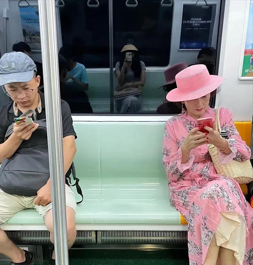 这么岁数了大，还能给周边留下一道亮丽色彩，阿姨这个状态太好了！我原以为是年轻人，