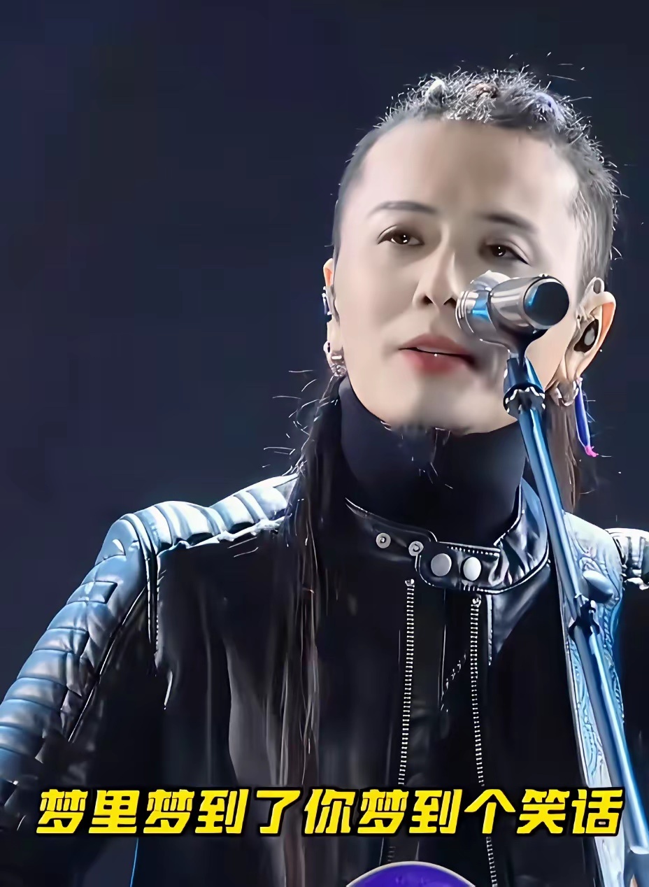 还以为他是一个漂亮的女人，长得精致秀气，还戴着耳环，仔细一看才发现下巴有胡子，原