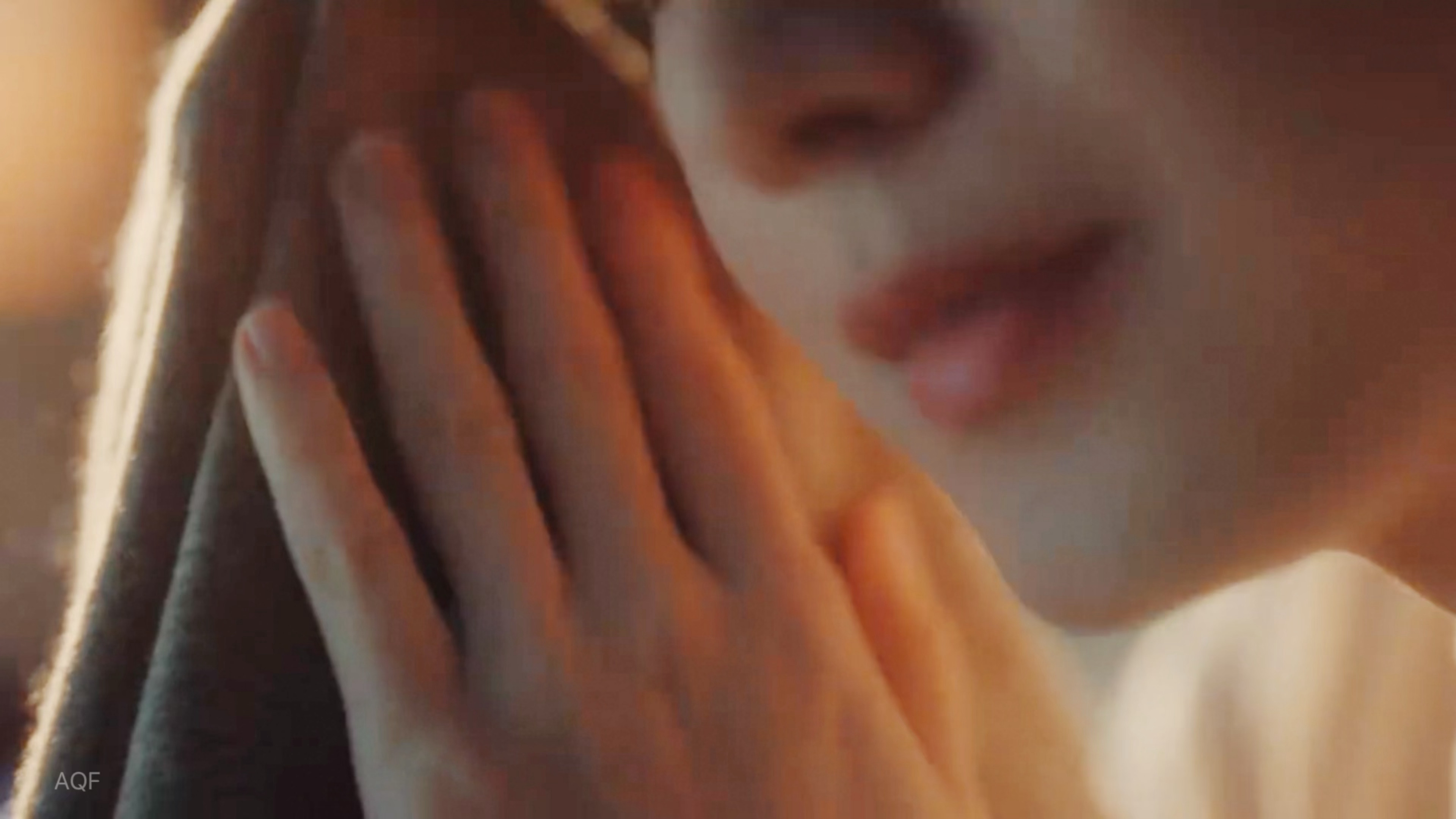 难道只有我在一遍遍的倾听这允吸香味的声音吗？简直迷人心窍啊…