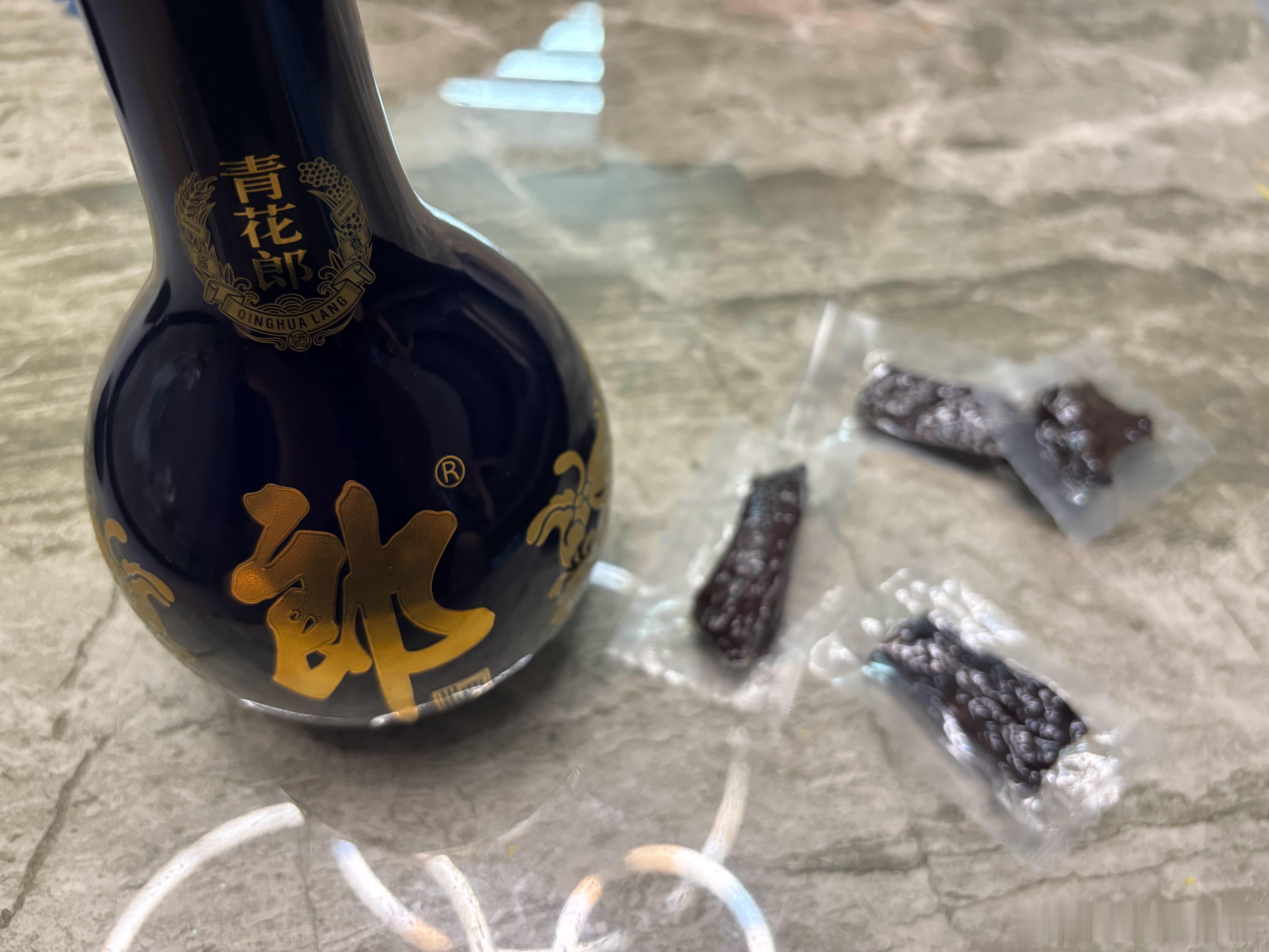 点了一个火爆黄喉外卖，配上牛肉干，喝4两再睡觉等会喝完，洗漱下，书房里看个纪录片