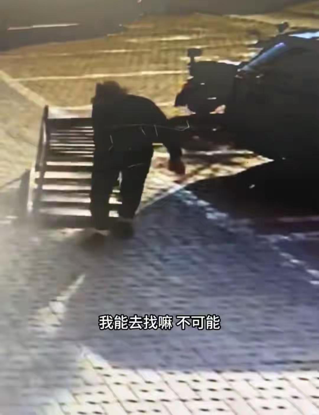 90多岁老人，100多斤操作台，拖着去卖钱了，换点生活费，唉，老而不死，活着多难