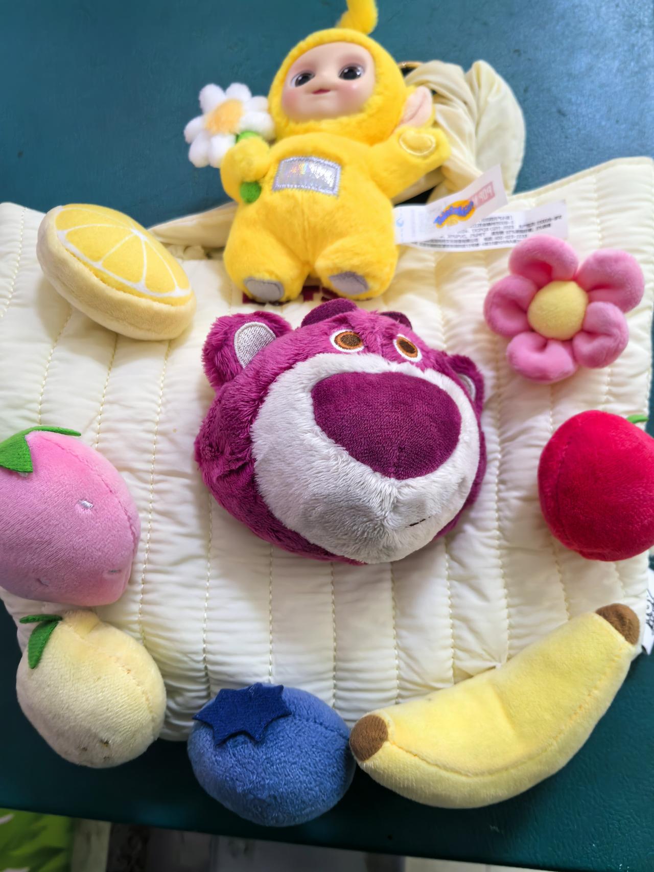 身上被毛绒绒的快乐包围啦✨ 草莓熊、天线宝宝和一筐“水果”，今天也是被可爱治愈的