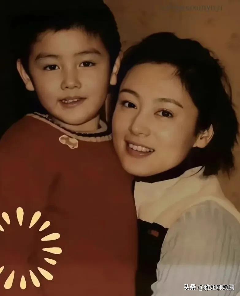 小时候的陈飞宇跟妈妈长得一模一样啊，尤其眉眼间，相当可爱帅气。不少网友说他的嘴长