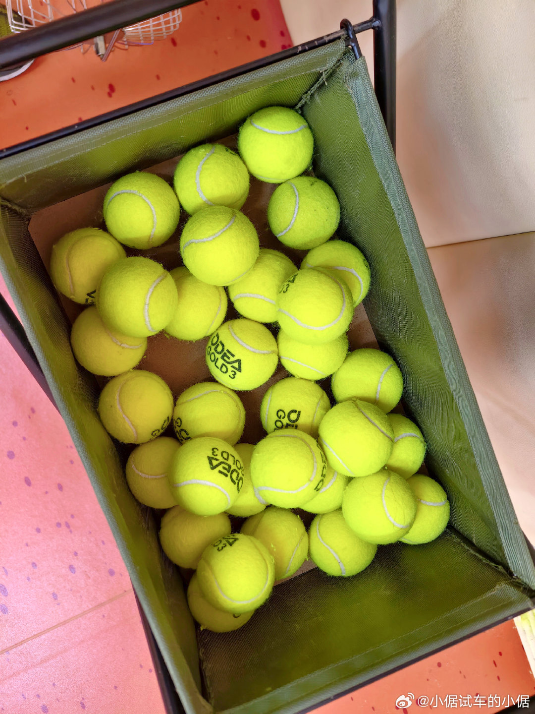 我去打个网球发球机，把隔壁场的哥们整破防了因为我的精准击球，连续打了2个小时没停